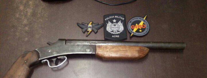 Homens são presos transportando arma de fogo dentro de mochila em Rio Branco