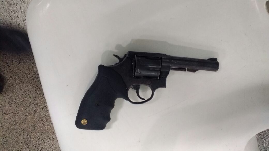 PM captura dois suspeitos e apreende arma de fogo nas proximidades da Fameta