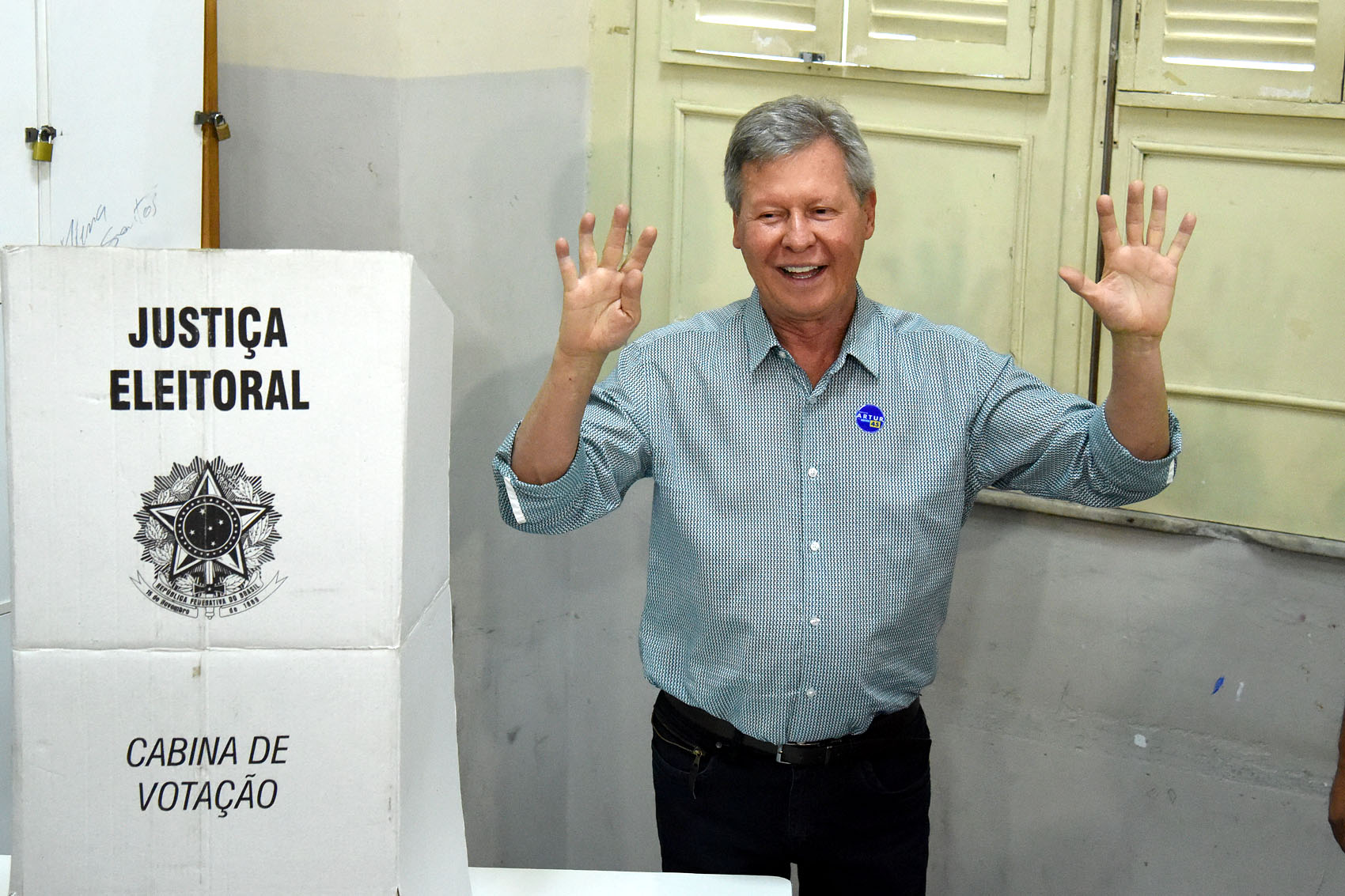 Arthur Virgílio lidera pesquisa mesmo com apoio de candidatos a Ramos
