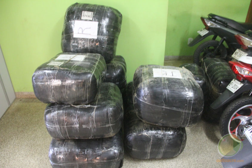 Polícia apreende mais de 2 mil peças de roupas em possível rota de descaminho