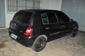 Os suspeitos estavam em um carro modelo Renault Clio, de cor preto/Foto: Reprodução.