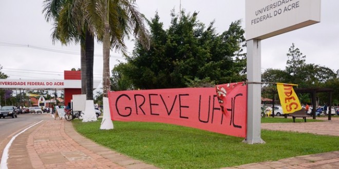 Servidores da Ufac realizam protesto e professores decidem por greve nesta quinta