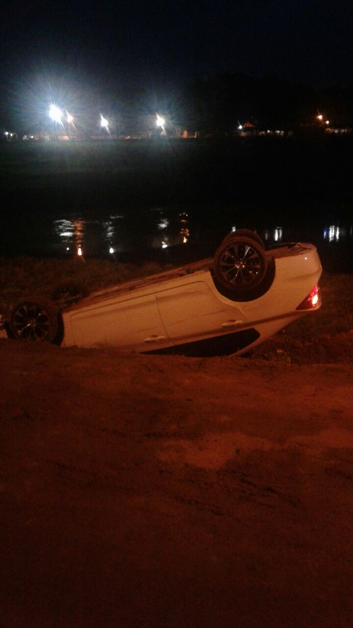 Carro em alta velocidade capota no bairro da Base e fica às margens do Rio Acre