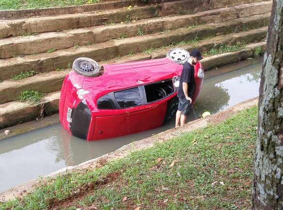Motorista perde o controle do carro e acaba caindo dentro do Canal da Maternidade