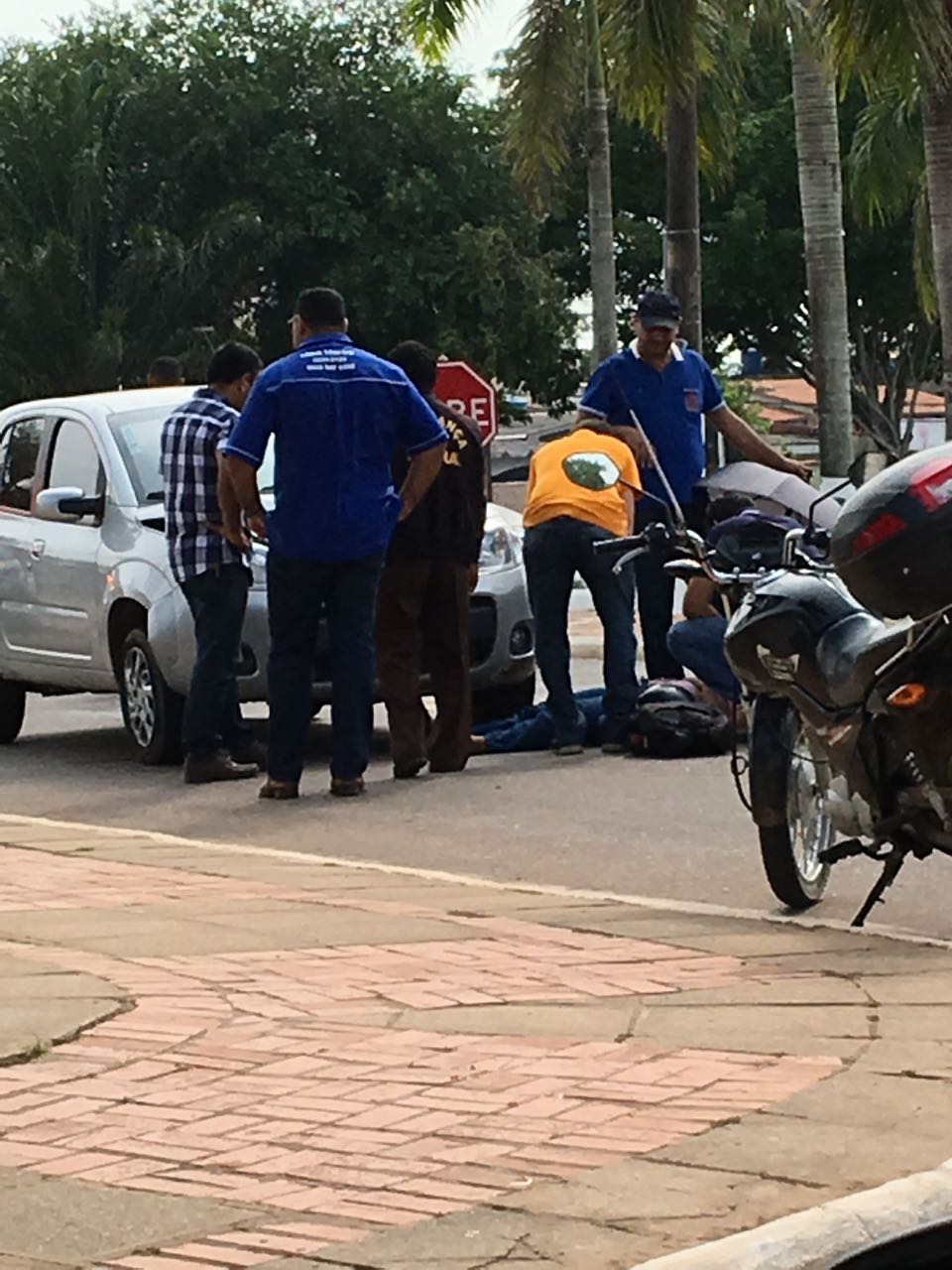 Acidente envolvendo dois carros e uma motocicleta causa lentidão próximo à rotatória da Ufac