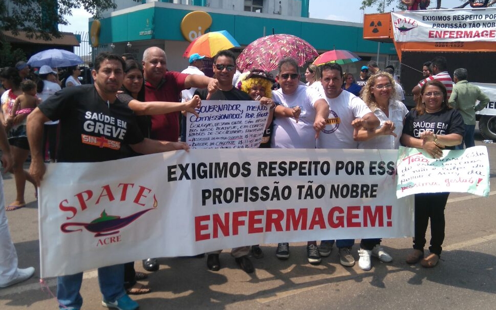 Servidores da Saúde realizam paralisação em frente ao gabinete do governador nesta sexta-feira