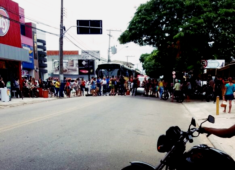Esposas de detentos protestam contra suspensão de visitas e fecham Avenida Getúlio Vargas