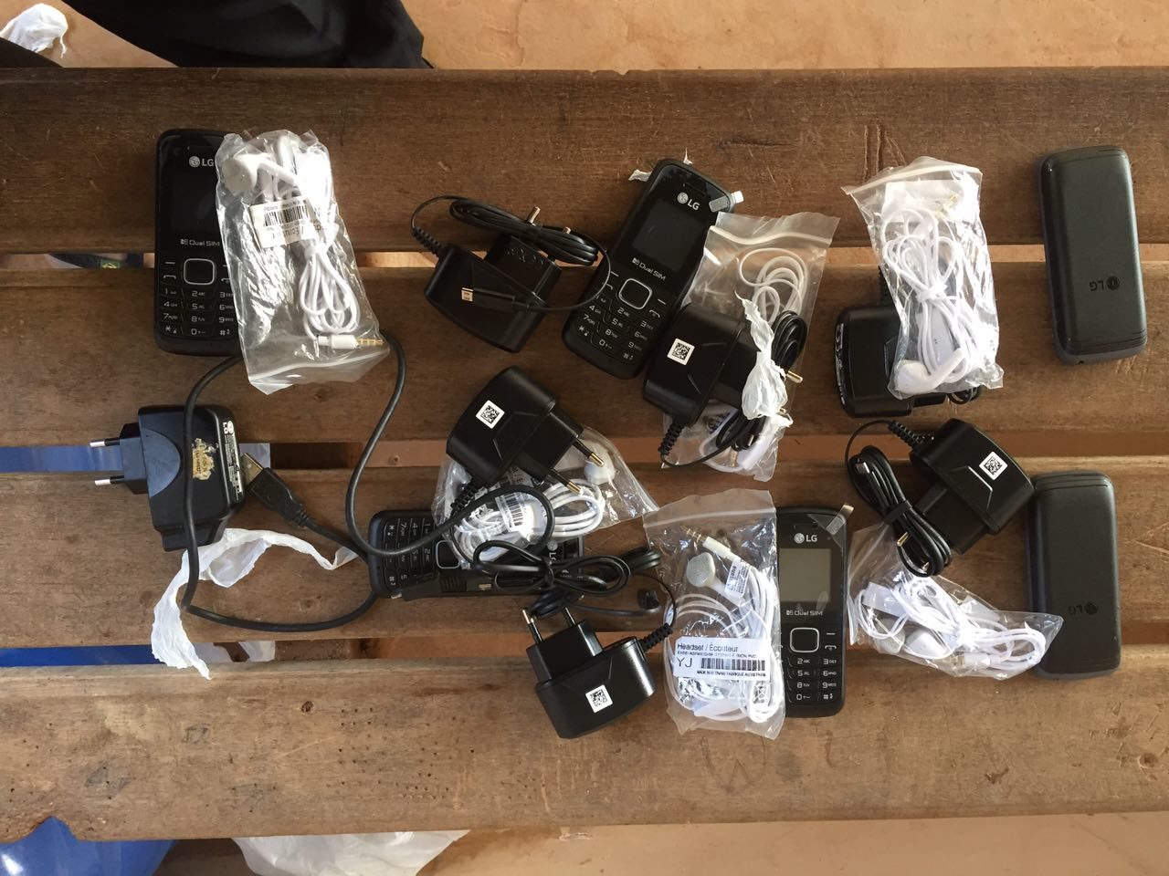 Celulares são achados em caixa térmica dentro de presídio no Acre
