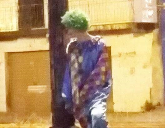 Internautas fotografam palhaço caminhando na Via Chico Mendes