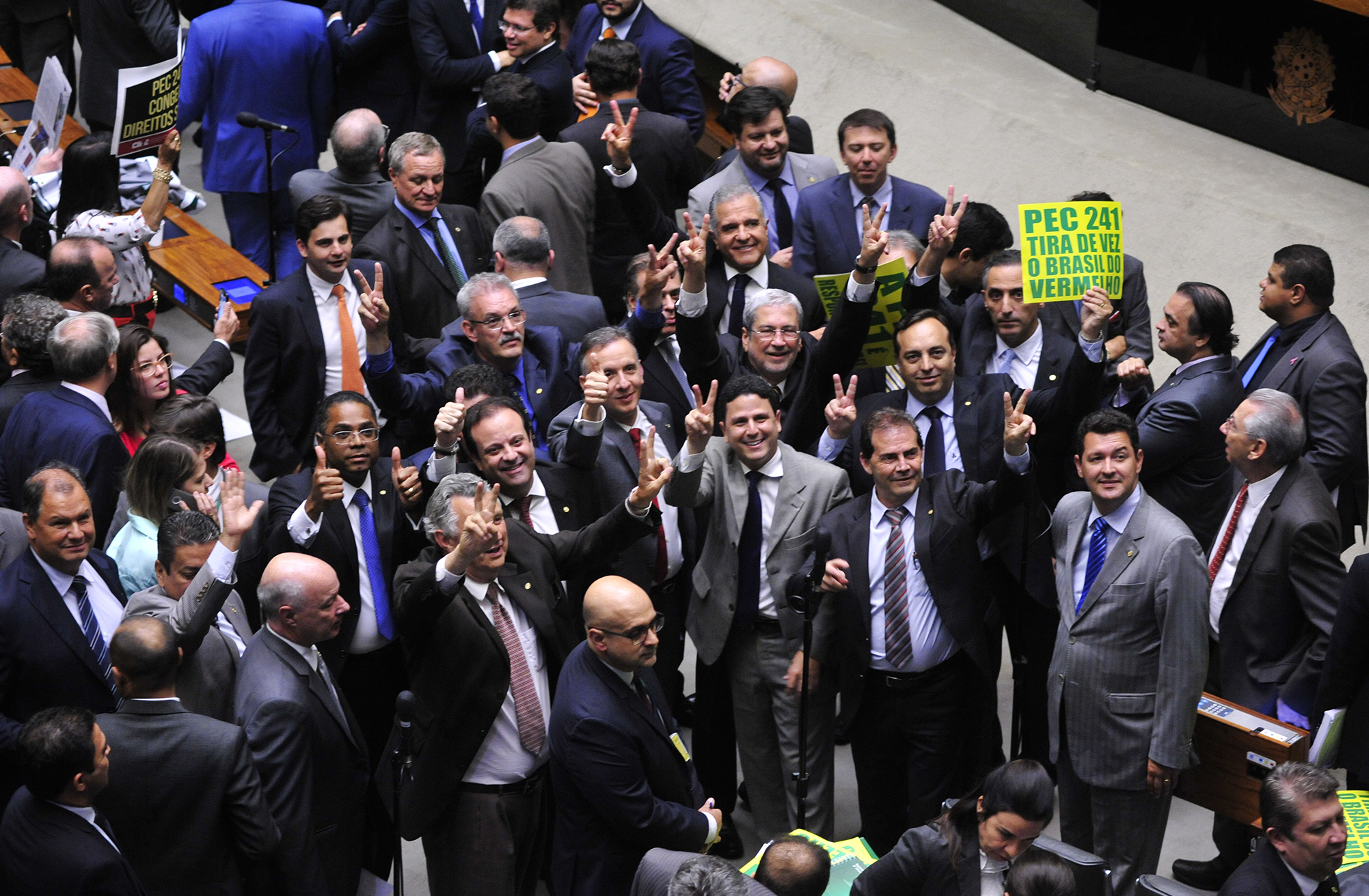Câmara dos Deputados aprova PEC 241 com 359 votos a favor e 116 contrários