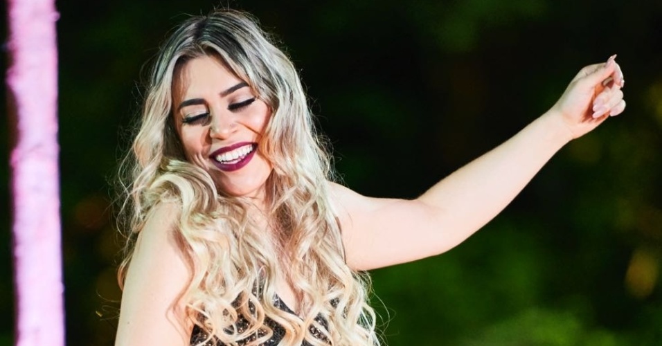 Naiara Azevedo visita o Via Verde Shopping e concede entrevista a rádio local nesta quinta
