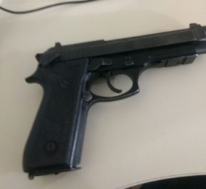A pistola calibre 40 foi encontrada durante uma revista realizada no sábado/Foto:Reprodução.