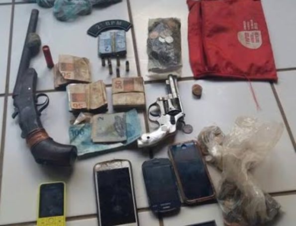 Dupla é presa com armas de fogo e dinheiro após trocar tiros com a PM no Belo Jardim
