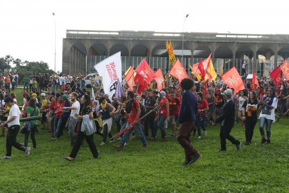 PM dispersa manifestação contra PEC do Teto em frente ao Congresso