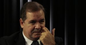 22mai2015-o-governador-do-acre-tiao-viana-pt-concede-entrevista-ao-blogueiro-do-uol-josias-de-souza-1432265086794_956x500