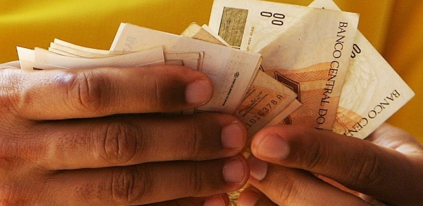 Primeira parte do 13º salário de trabalhador doméstico deve ser paga até dia 30