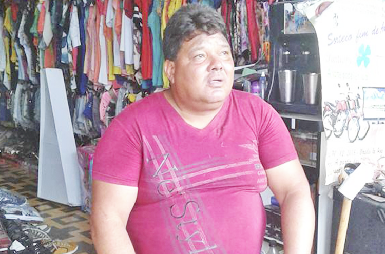 Assaltantes armados rendem comerciante no centro de Sena Madureira