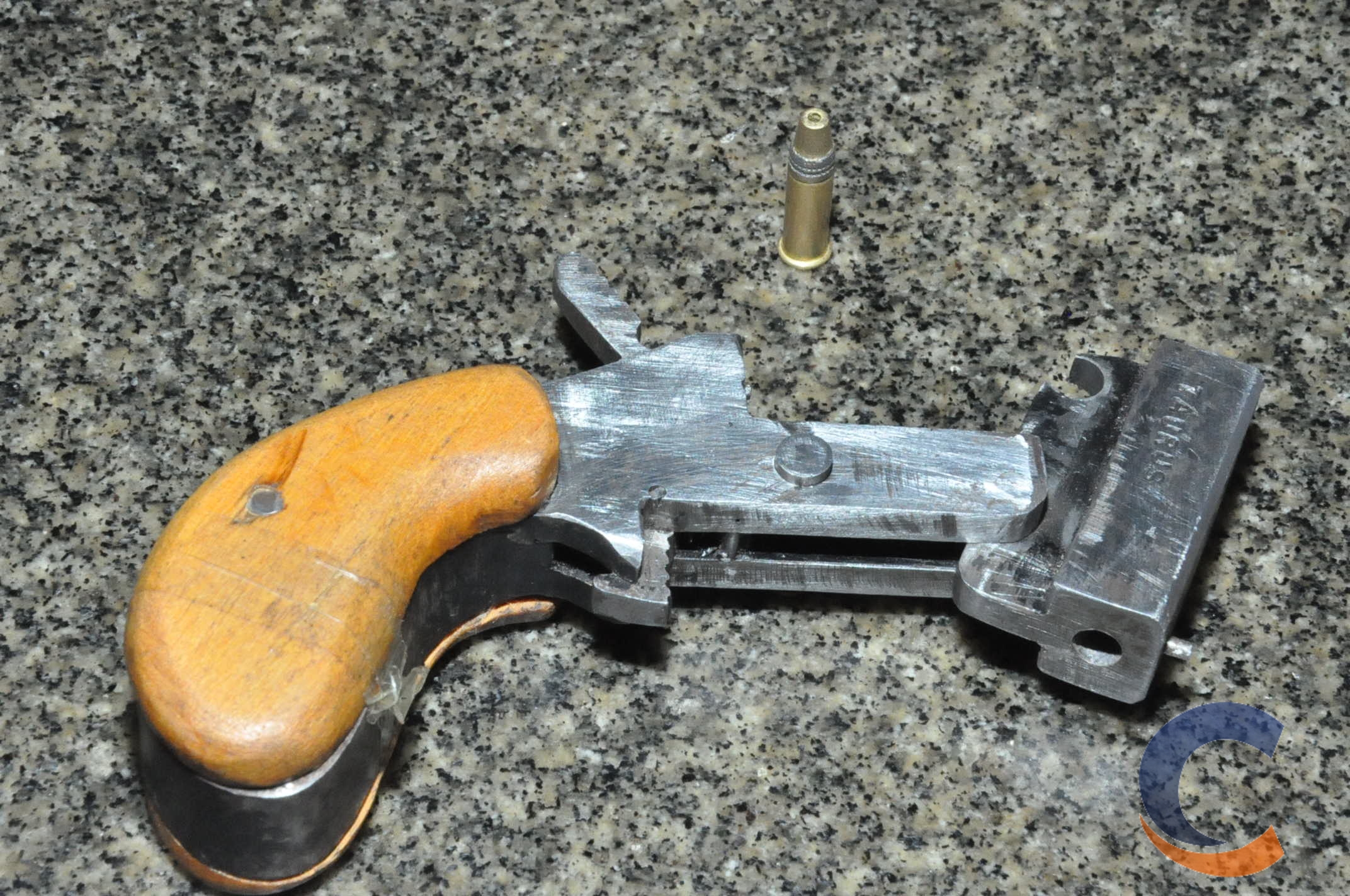Homem é preso acusado de cometer assaltos usando uma mini garrucha calibre 22