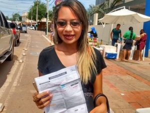 Ana Claudia, de 20 anos, acredita que o tema da redação seja democracia (Foto: Aline Nascimento/G1)