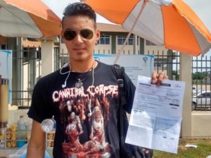 Antes de entrarem para as provas, candidatos chutam tema da redação (Foto: Aline Nascimento/G1)