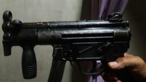 Metralhadora modelo MP 5 HK 12115 (9mm) apreendida pela polícia/Foto: Reprodução.