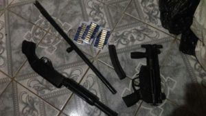 De acordo com os militares, eles foram informados da existência dessas armas, através de denúncia anônima/Foto: Reprodução.