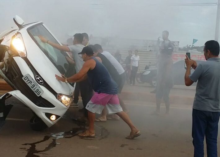 Acidente em frente ao posto Correntão ocasiona capotamento e muita fumaça na BR-364