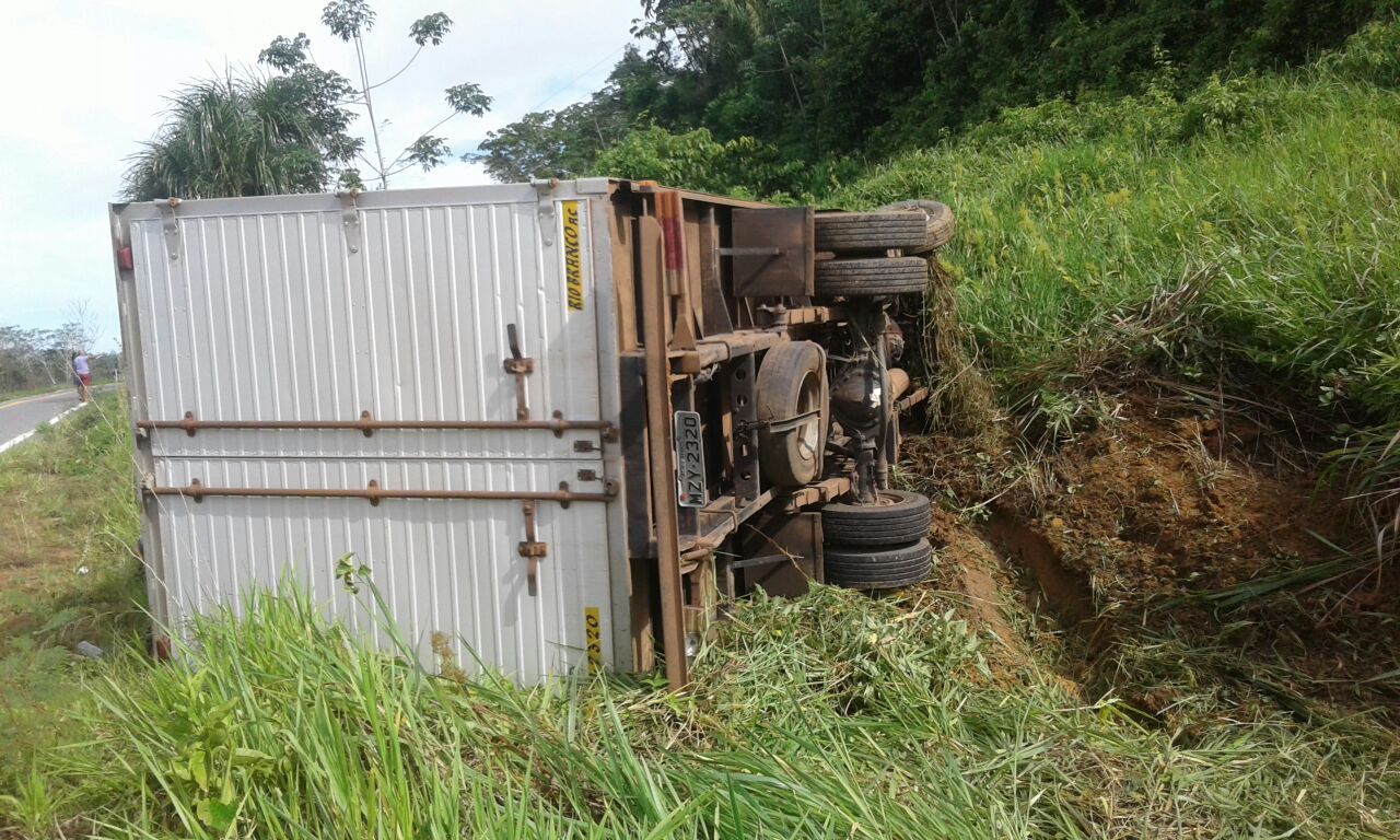Caminhão carregado de alimentos capota na estrada de Sena Madureira