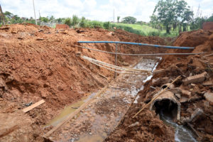 Obras da galeria de esgoto na Estrada do São Francisco/Foto: Assessoria.