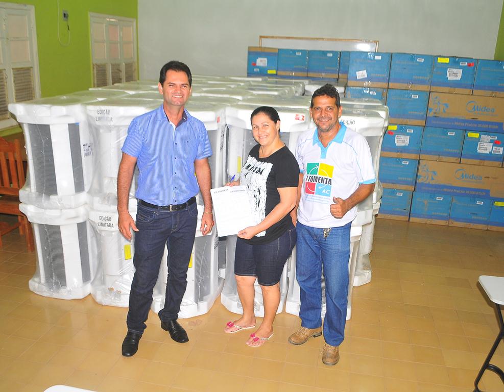 Em Sena, prefeitura compra aparelhos de ar-condicionado para escolas