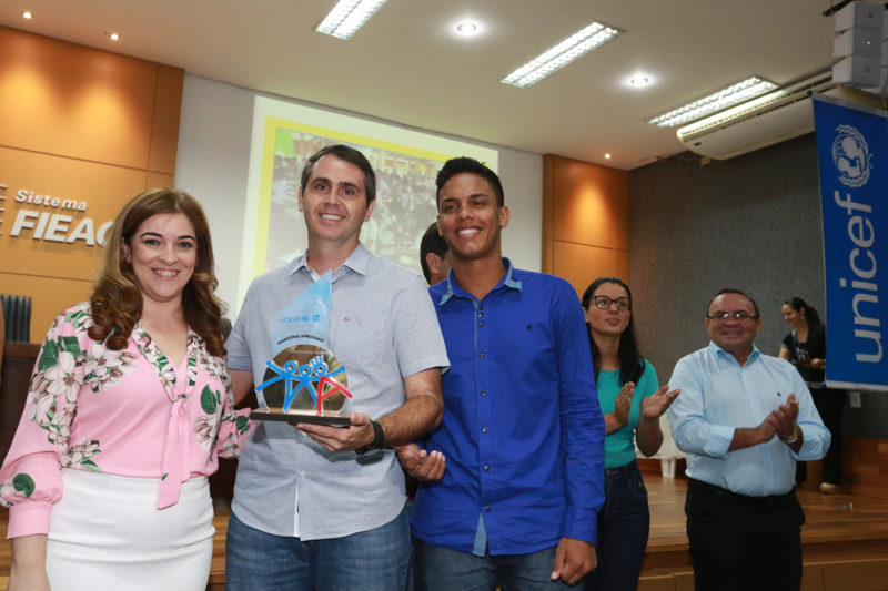 A vice-governadora Nazaré Araújo e o prefeito Marcus Alexandre, recebendo o prêmio/Foto: Reprodução.