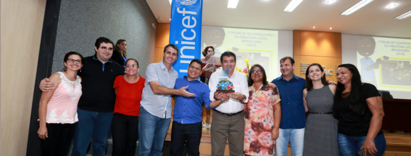 Prefeitos dos municípios premiados, recebem homenagens/Foto: Reprodução.