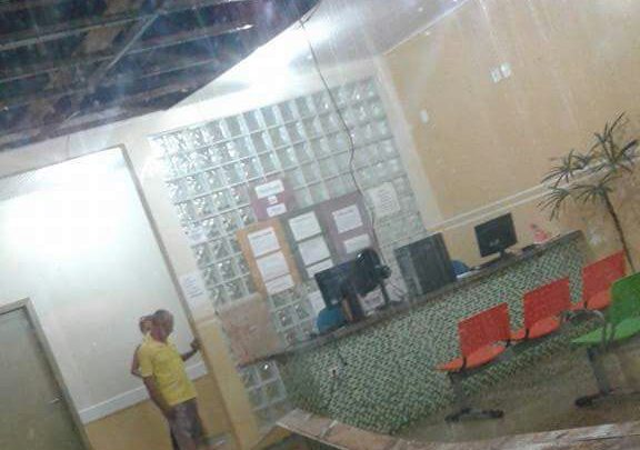Forro de hospital em Senador Guiomard desaba após forte temporal e assusta pacientes
