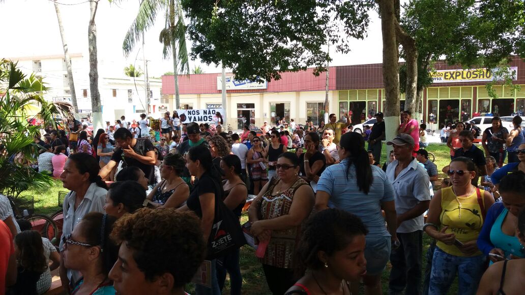 Servidores da Saúde em Feijó fazem ato contra PEC 55 em praça central da cidade