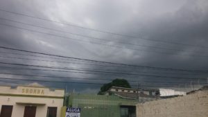 Tempo fechado e céu coberto de nuvens carregadas em Rio Branco/Foto: Reprodução.