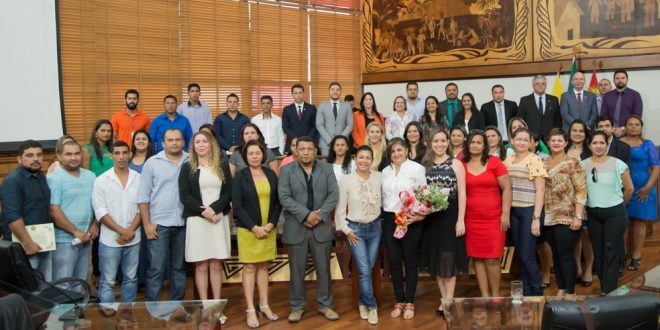 Abandonados pelas prefeituras, conselheiros tutelares recebem homenagem na Assembleia