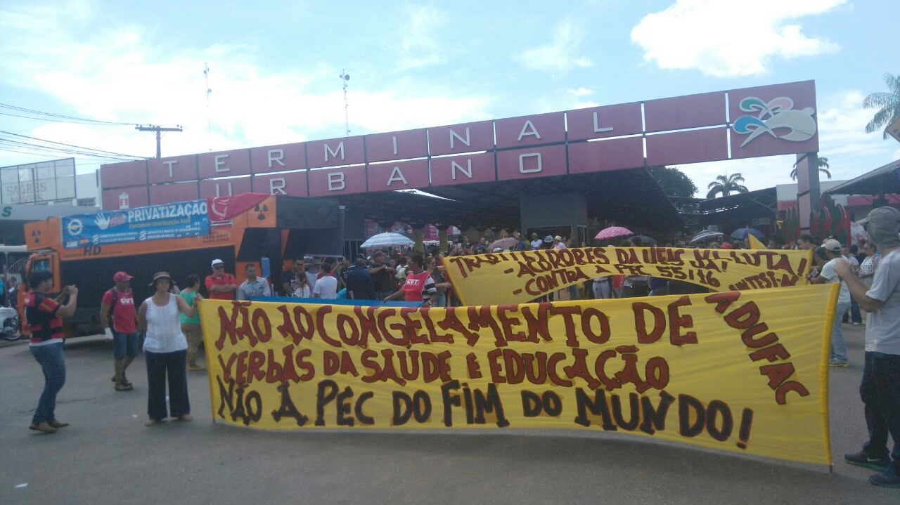 Trabalhadores protestam contra PEC 55 no Centro de Rio Branco