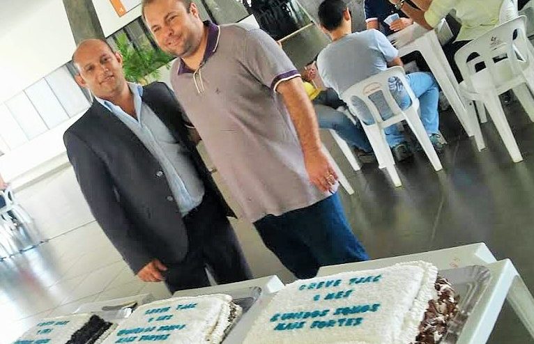 Servidores do Judiciário completam trinta dias em greve e comemoram com bolo