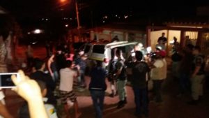 homens-se-entregando-a-policia