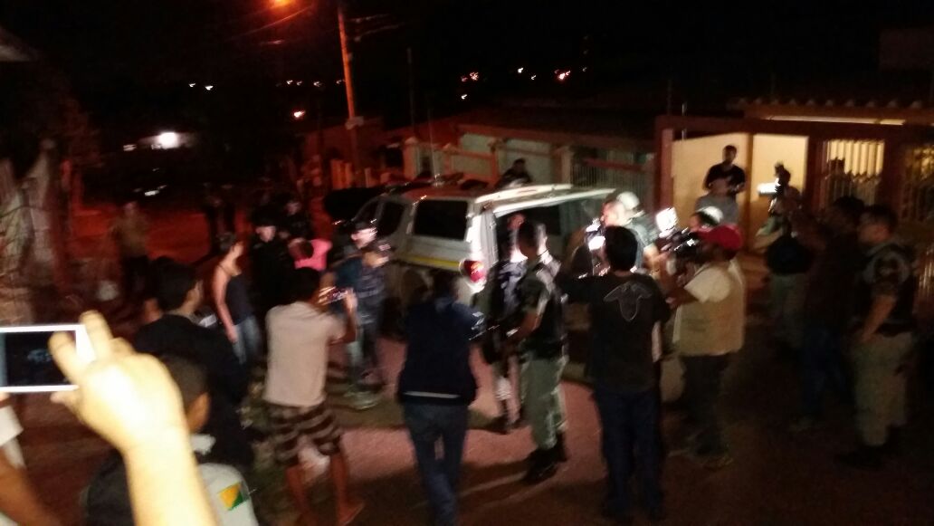 Depois de três horas de tensão bandidos libertam reféns e se entregam à polícia