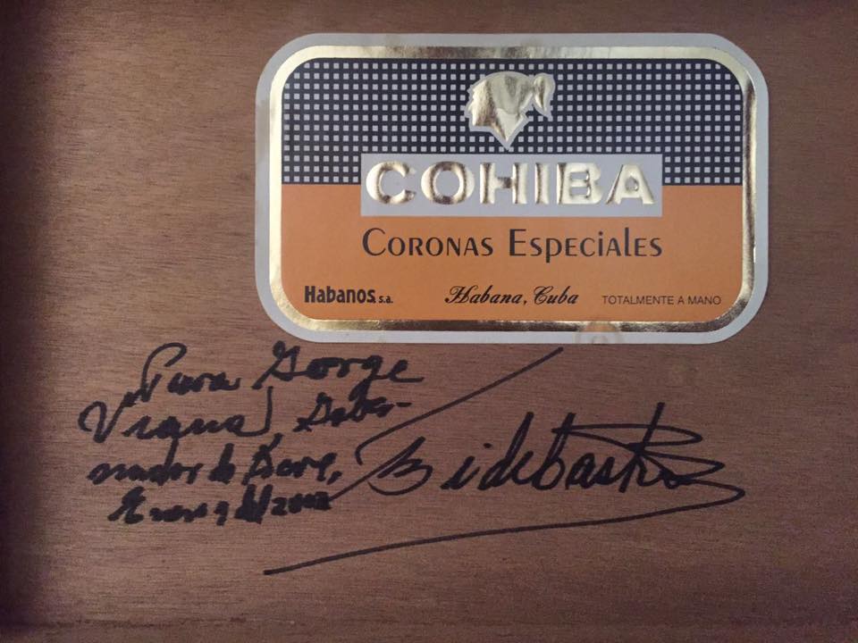 Senador acreano mostra dedicatória que ganhou de Fidel; “inspirou jovens e virou referência no século XX”