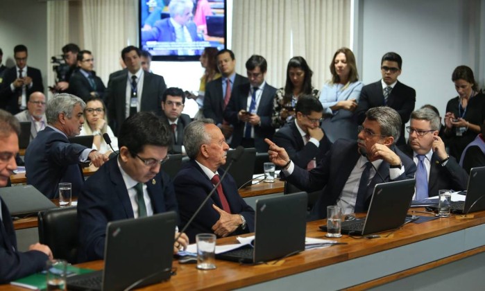 Comissão aprova fim do foro privilegiado em crimes comuns