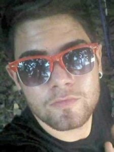 Pedro, que conduzia a moto, perdeu o controle, acabou caindo e batendo a cabeça contra o meio fio/Foto: Reprodução.