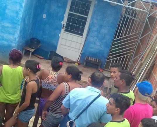 Tatuador é atingido por quatro tiros, corre e cai morto em uma casa do Recanto dos Buritis