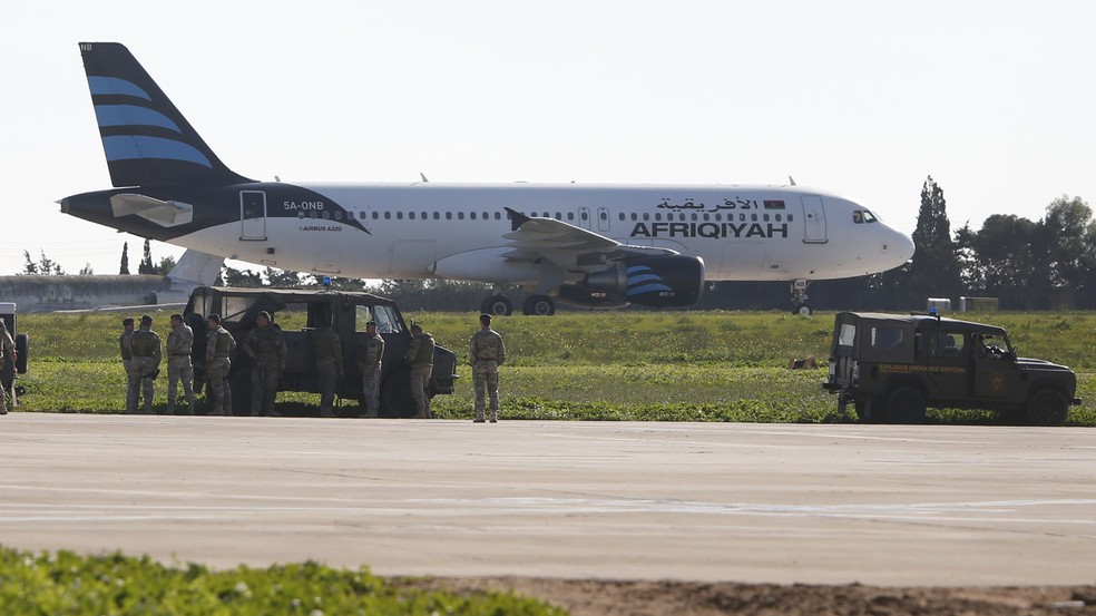 Passageiros de voo sequestrado na Líbia voltam para casa neste sábado