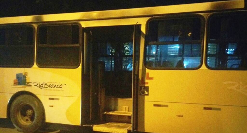 Trio de criminosos armados invade e assalta ônibus do Mocinha Magalhães durante a noite
