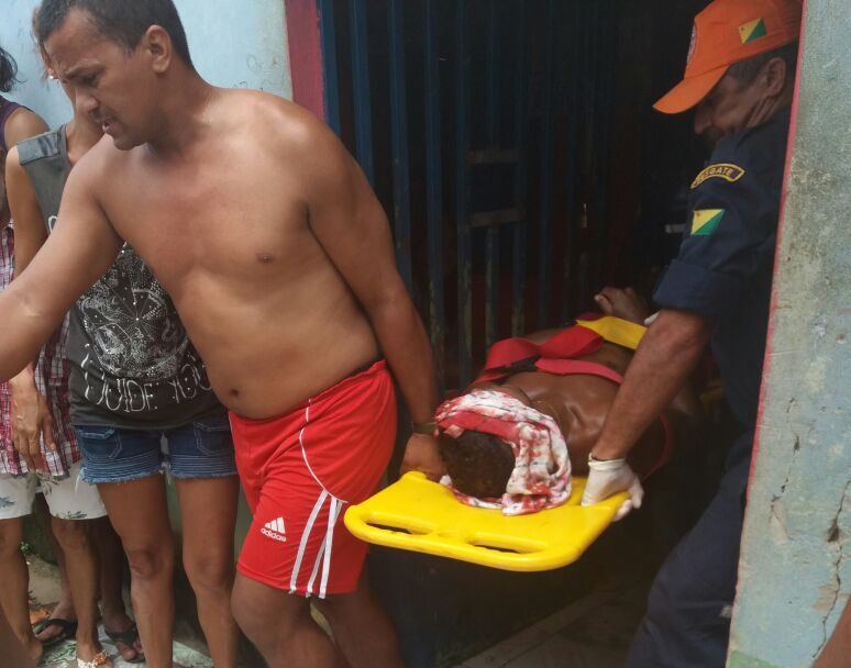 Homens em um carro preto atiram contra jovem de 23 anos no bairro Adalberto Aragão