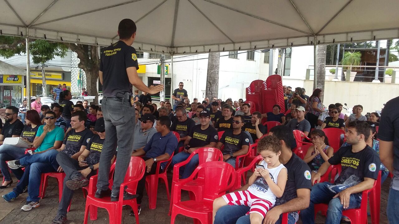Policiais civis protestam contra a PEC da previdência em frente ao Palácio Rio Branco