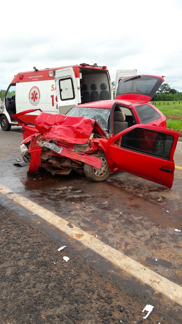 Colisão entre dois veículos na BR-364 deixa cinco pessoas feridas; um dos carros estava na contramão