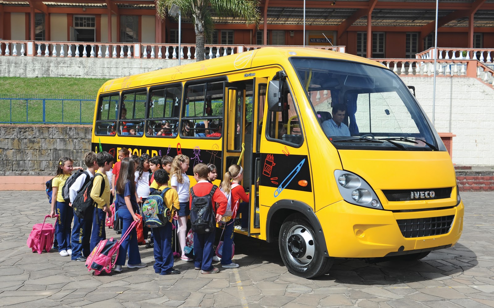 Contran suspende o uso obrigatório de cadeirinhas em veículo escolar